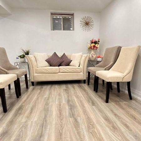 Super Luxury Family Home - 3 Bedrooms, 1 Full Bathroom And 1 Half Washroom With Free Parking, Wifi, Netflix Toronto Buitenkant foto