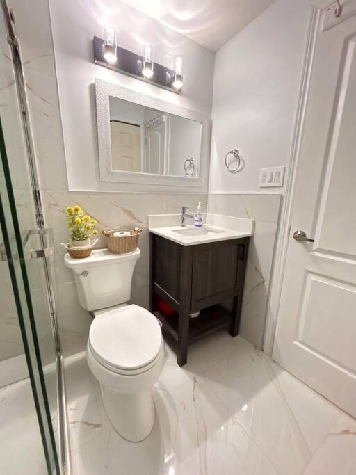 Super Luxury Family Home - 3 Bedrooms, 1 Full Bathroom And 1 Half Washroom With Free Parking, Wifi, Netflix Toronto Buitenkant foto