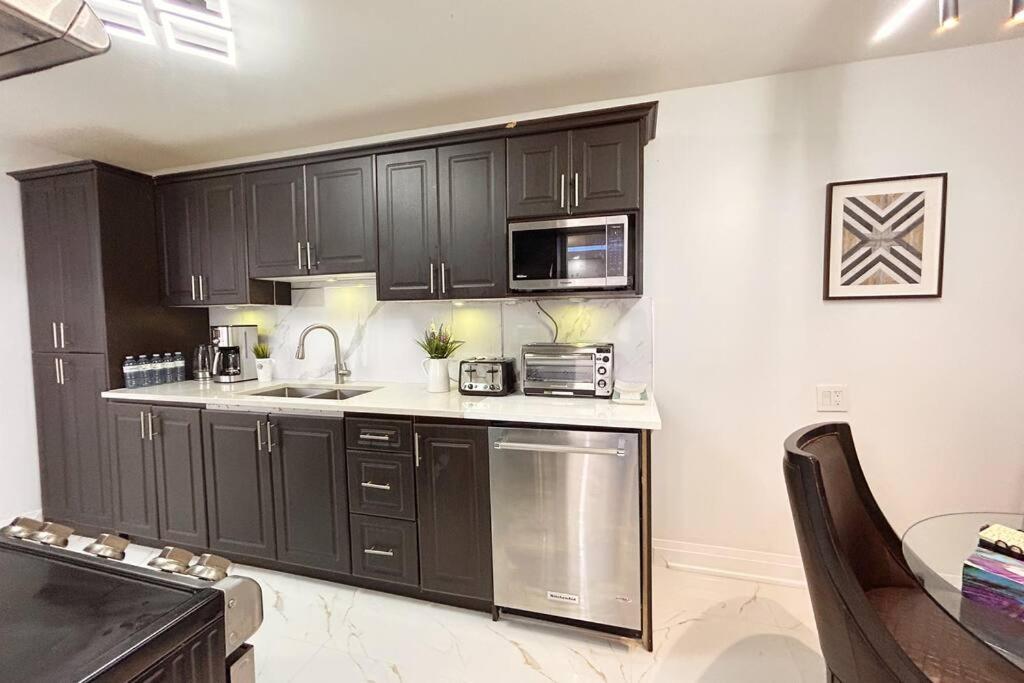 Super Luxury Family Home - 3 Bedrooms, 1 Full Bathroom And 1 Half Washroom With Free Parking, Wifi, Netflix Toronto Buitenkant foto