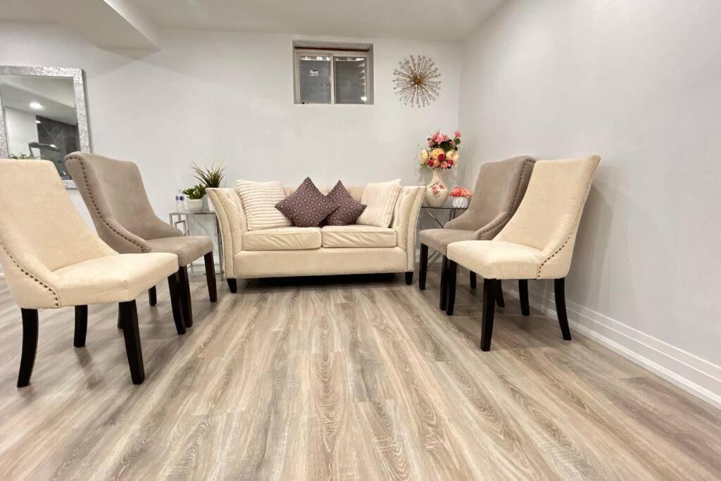 Super Luxury Family Home - 3 Bedrooms, 1 Full Bathroom And 1 Half Washroom With Free Parking, Wifi, Netflix Toronto Buitenkant foto