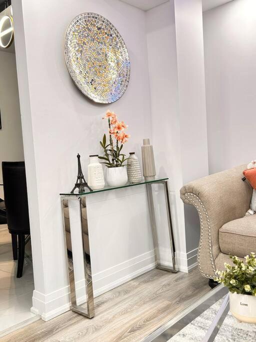 Super Luxury Family Home - 3 Bedrooms, 1 Full Bathroom And 1 Half Washroom With Free Parking, Wifi, Netflix Toronto Buitenkant foto