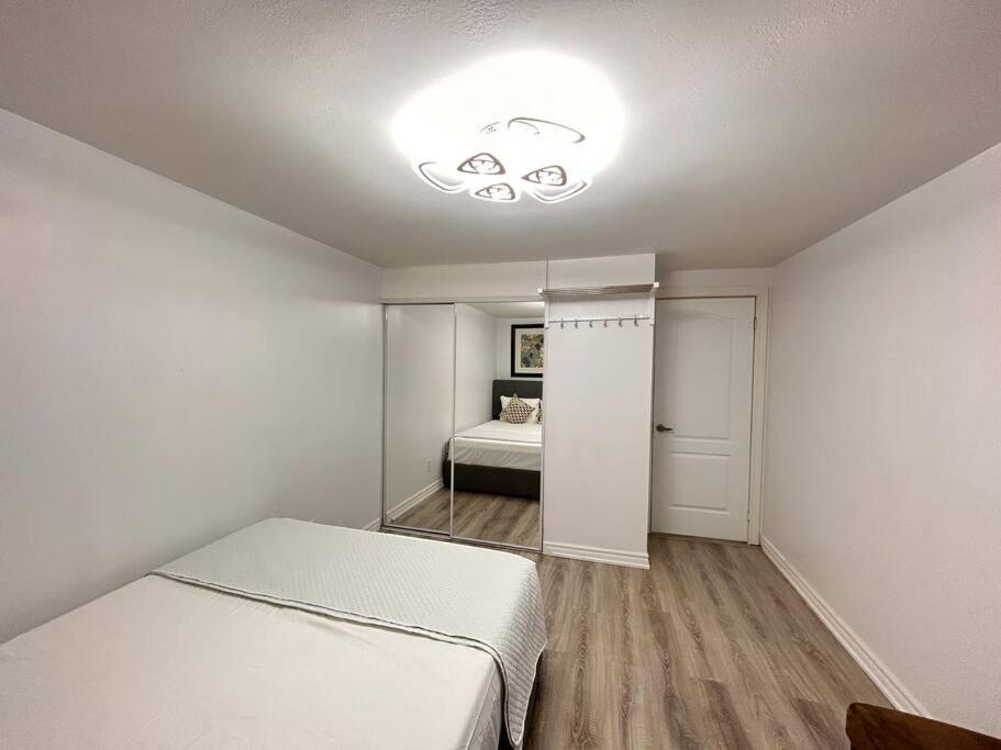Super Luxury Family Home - 3 Bedrooms, 1 Full Bathroom And 1 Half Washroom With Free Parking, Wifi, Netflix Toronto Buitenkant foto