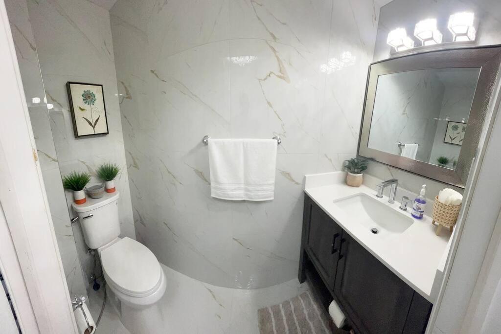 Super Luxury Family Home - 3 Bedrooms, 1 Full Bathroom And 1 Half Washroom With Free Parking, Wifi, Netflix Toronto Buitenkant foto