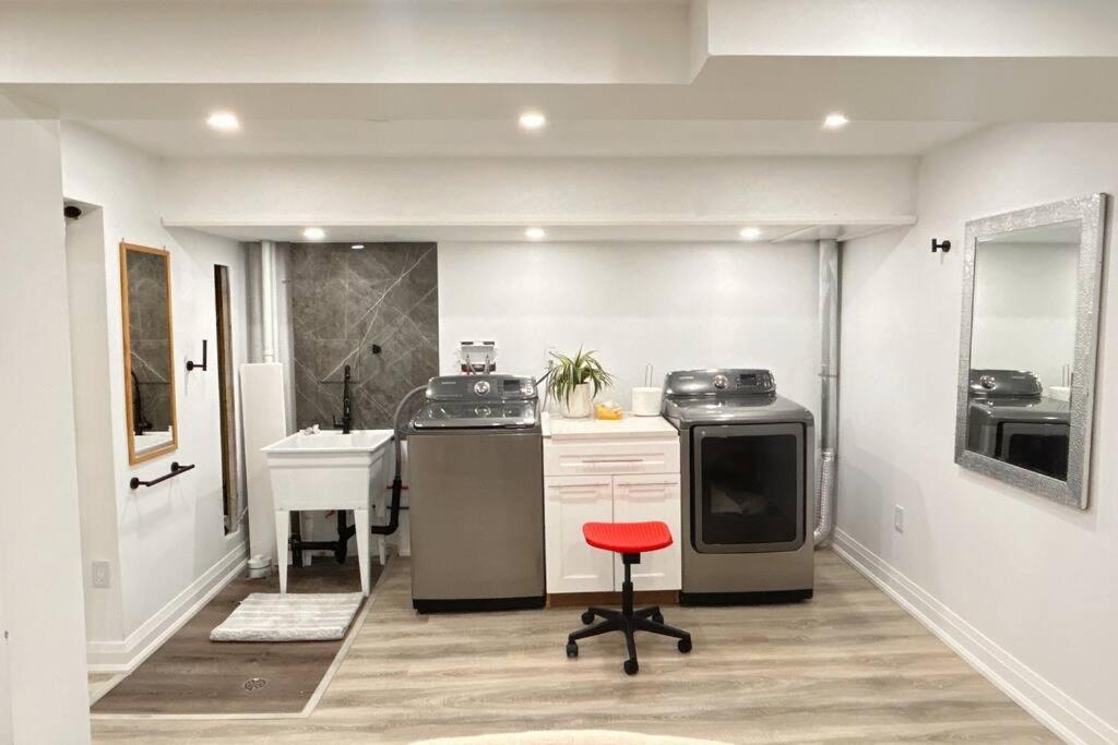 Super Luxury Family Home - 3 Bedrooms, 1 Full Bathroom And 1 Half Washroom With Free Parking, Wifi, Netflix Toronto Buitenkant foto