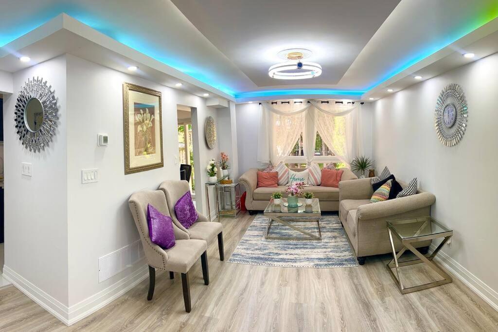 Super Luxury Family Home - 3 Bedrooms, 1 Full Bathroom And 1 Half Washroom With Free Parking, Wifi, Netflix Toronto Buitenkant foto