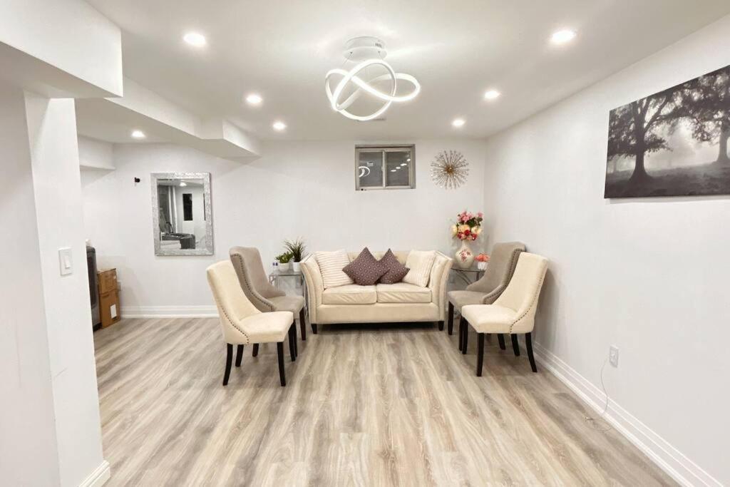 Super Luxury Family Home - 3 Bedrooms, 1 Full Bathroom And 1 Half Washroom With Free Parking, Wifi, Netflix Toronto Buitenkant foto