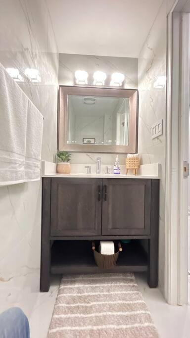 Super Luxury Family Home - 3 Bedrooms, 1 Full Bathroom And 1 Half Washroom With Free Parking, Wifi, Netflix Toronto Buitenkant foto