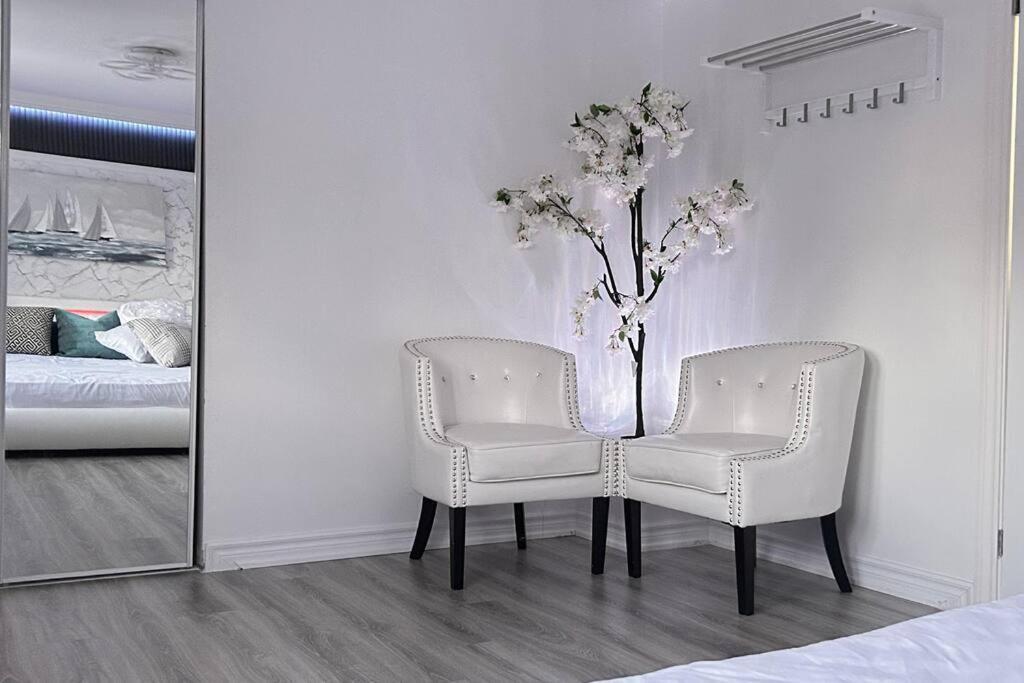 Super Luxury Family Home - 3 Bedrooms, 1 Full Bathroom And 1 Half Washroom With Free Parking, Wifi, Netflix Toronto Buitenkant foto