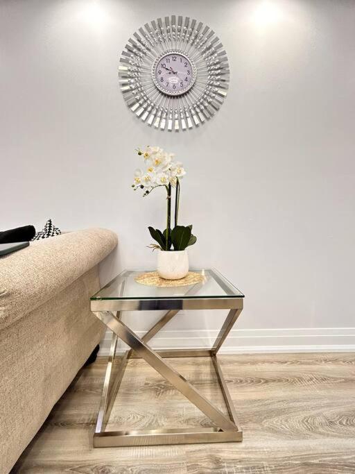 Super Luxury Family Home - 3 Bedrooms, 1 Full Bathroom And 1 Half Washroom With Free Parking, Wifi, Netflix Toronto Buitenkant foto