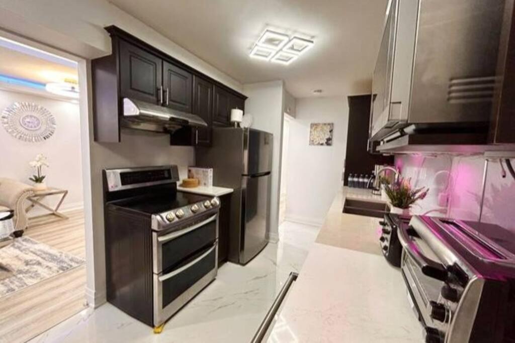 Super Luxury Family Home - 3 Bedrooms, 1 Full Bathroom And 1 Half Washroom With Free Parking, Wifi, Netflix Toronto Buitenkant foto