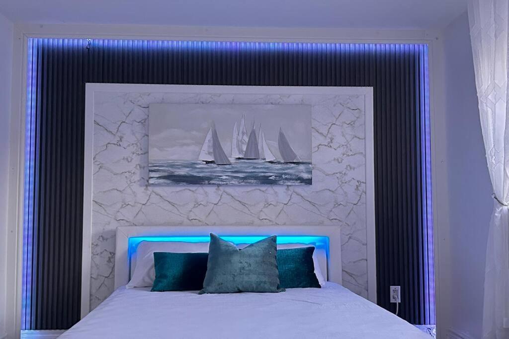 Super Luxury Family Home - 3 Bedrooms, 1 Full Bathroom And 1 Half Washroom With Free Parking, Wifi, Netflix Toronto Buitenkant foto