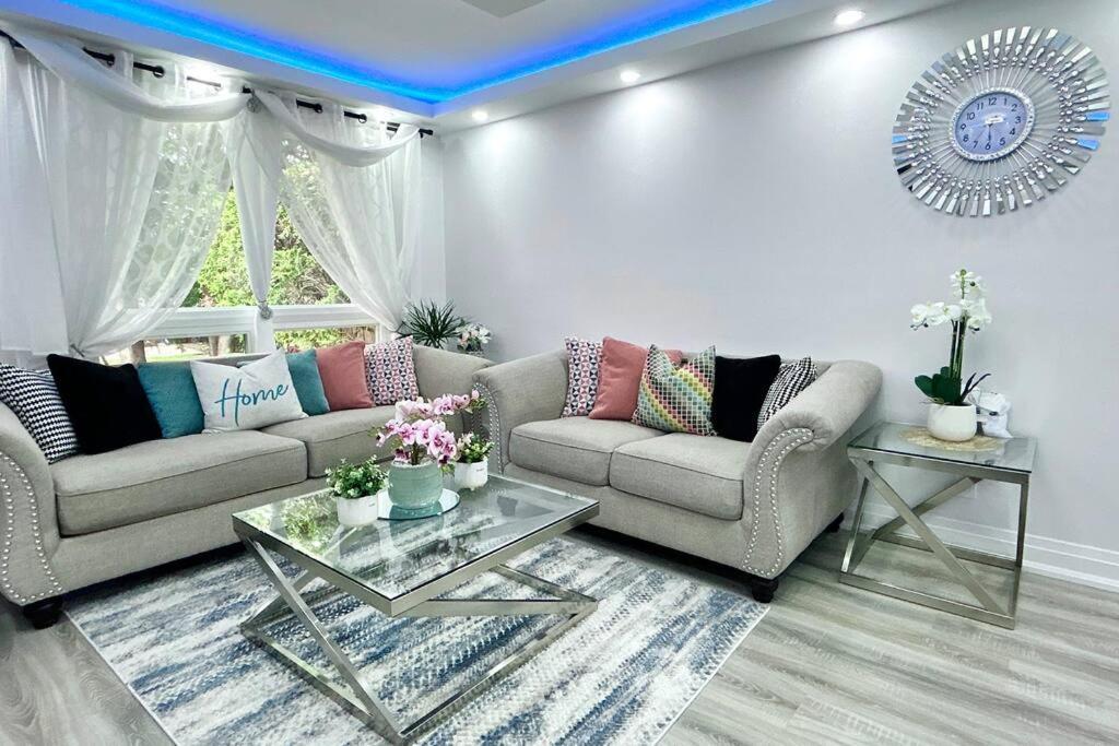 Super Luxury Family Home - 3 Bedrooms, 1 Full Bathroom And 1 Half Washroom With Free Parking, Wifi, Netflix Toronto Buitenkant foto